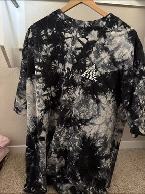 Black & White Tie-Dye Short Sleeve Tee with Chest Graphic